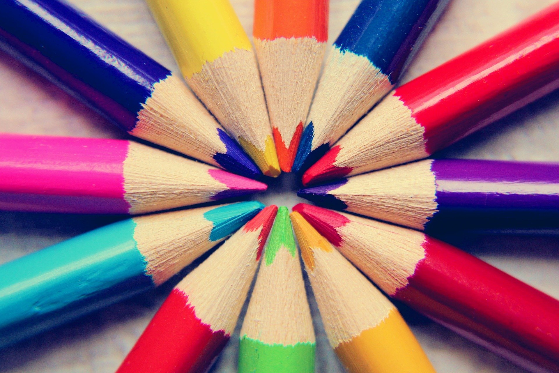 Crayons de couleur positionnés en cercle 